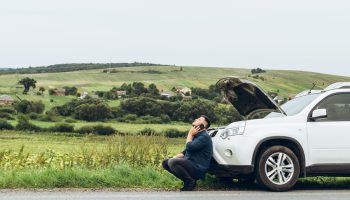 Carro avariado. Crédito: Freepik