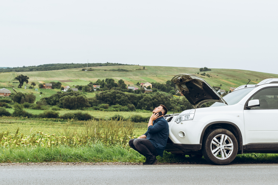 Carro avariado. Crédito: Freepik