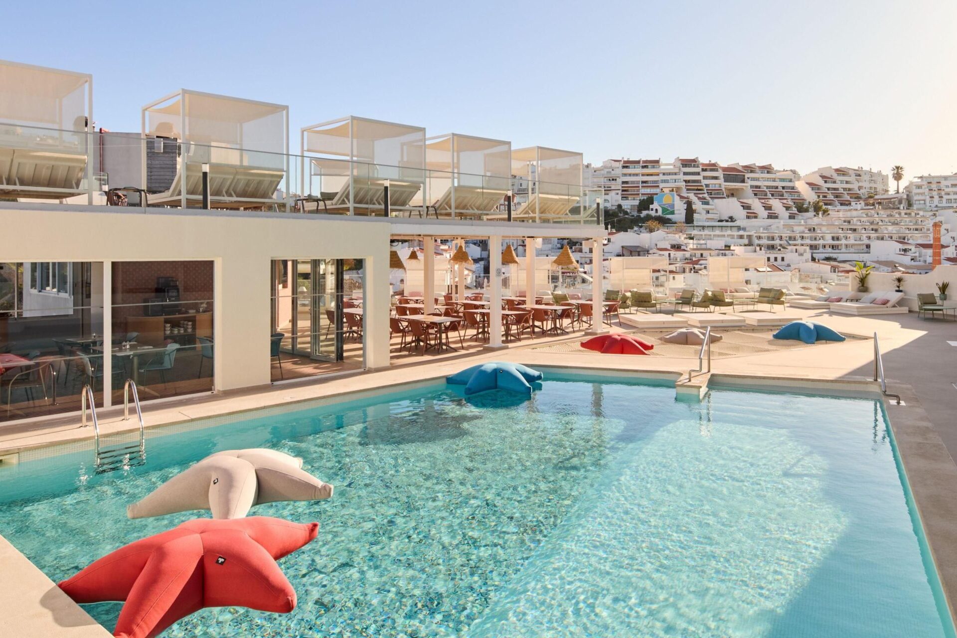 Piscina exterior do Hotel Indigo Albufeira by IHG.