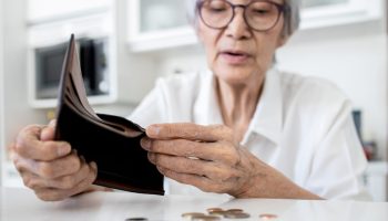 Idosa a contar o dinheiro da carteira. Crédito: Freepik