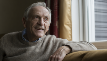 Idoso com expressão feliz. Crédito: Freepik AI