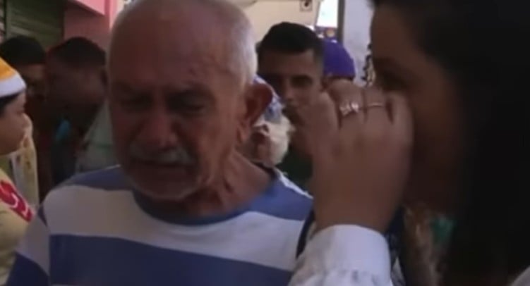 Elderly man gets emotional after receiving lunch box for Christmas and video moves internet users