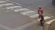 Motorcycle explodes and young man is thrown while escaping from the police; watch the video