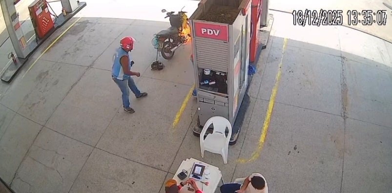 Motorcycle catches fire at gas station and employee's quick action prevents tragedy