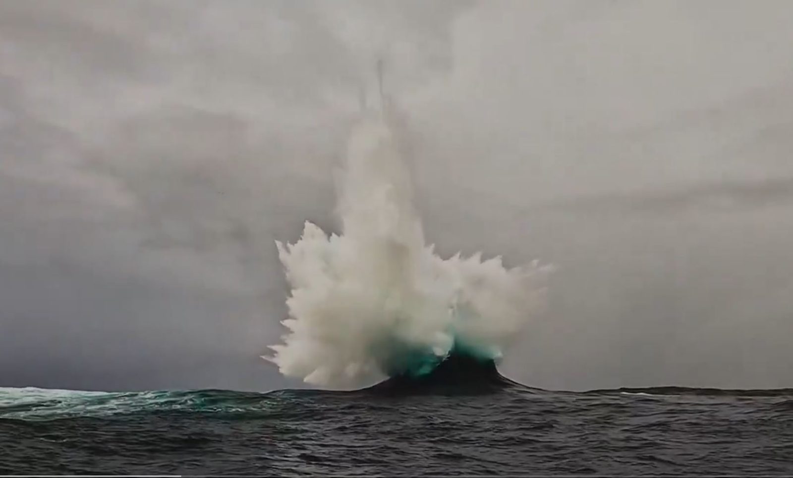 «Pincer attack»: Σπάνιο, εντυπωσιακό κύμα δυτικά της Αυστραλίας