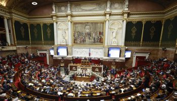 The French prime minister takes oxygen: he passes the first vote on the social budget and keeps his position alive