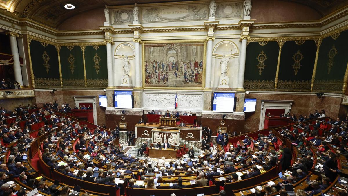 The French prime minister takes oxygen: he passes the first vote on the social budget and keeps his position alive