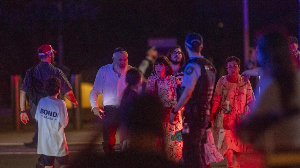 What is known so far about the attack on Bondi beach (Australia)