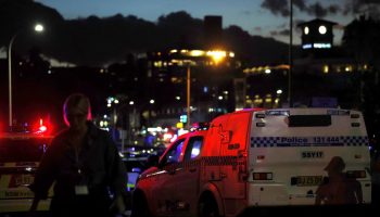 At least 10 dead and several injured in an attack during a Jewish festival on Bondi beach (Australia)
