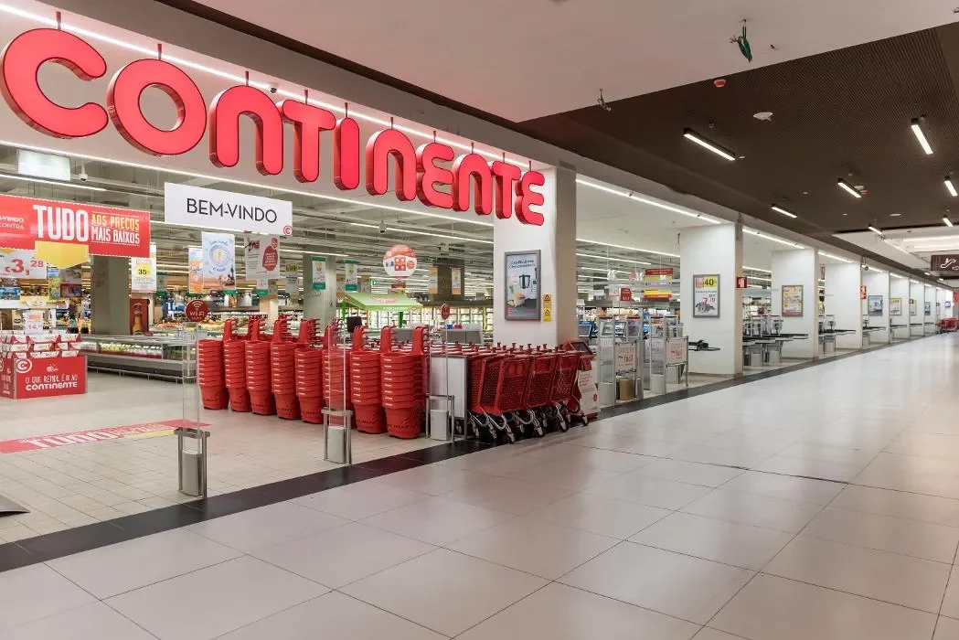 Fachada de uma loja Continente.