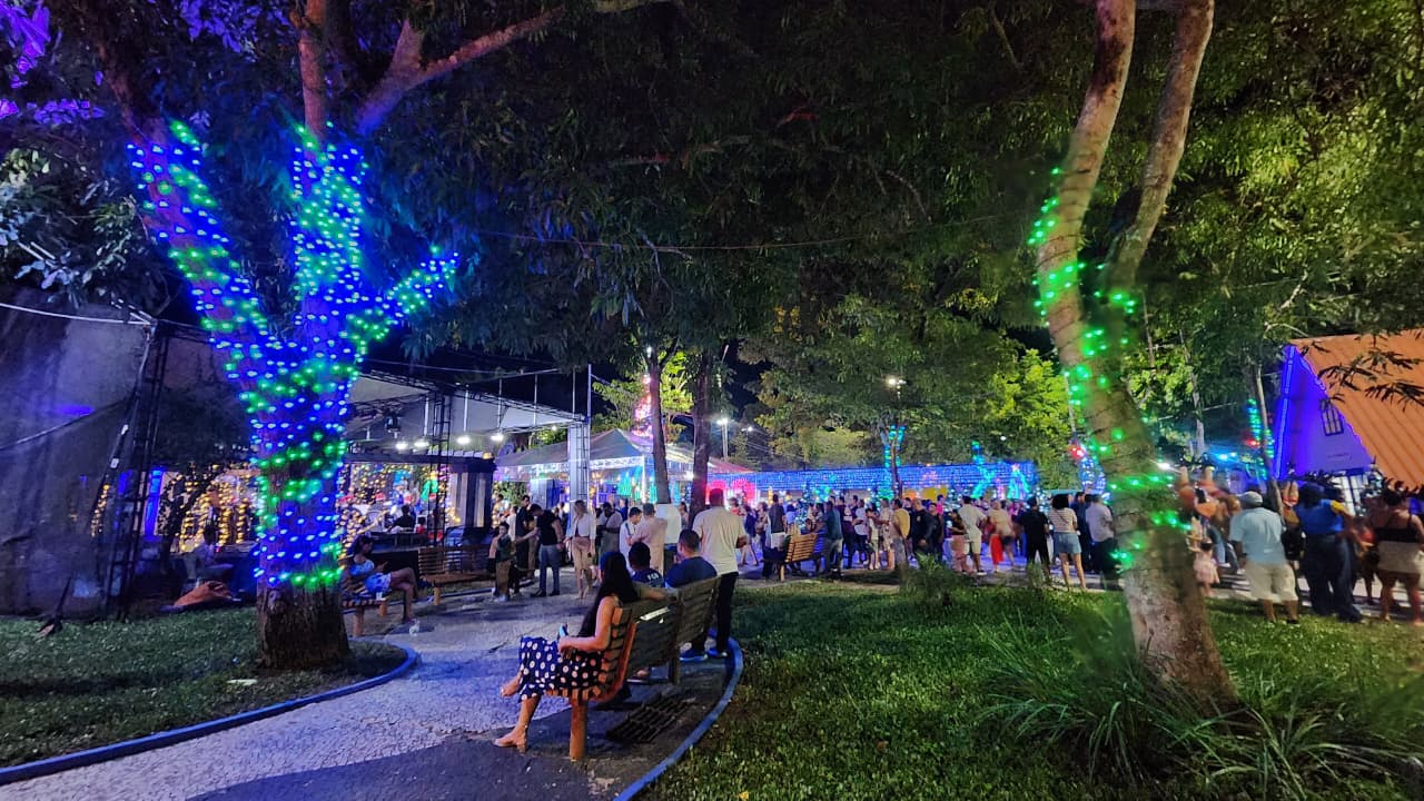 Christmas decoration brings life to the city center and makes Rio Branco busier