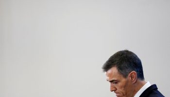 Ισπανία: Στον πάγο νομοσχέδιο του Σάντσεθ για μείωση ωρών εργασίας