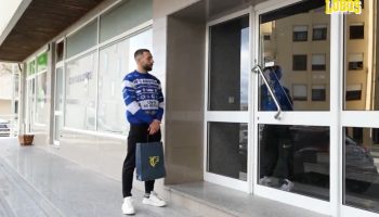 Tiago Esgaio played Santa Claus and rewarded the only fan who supported Arouca in the Azores