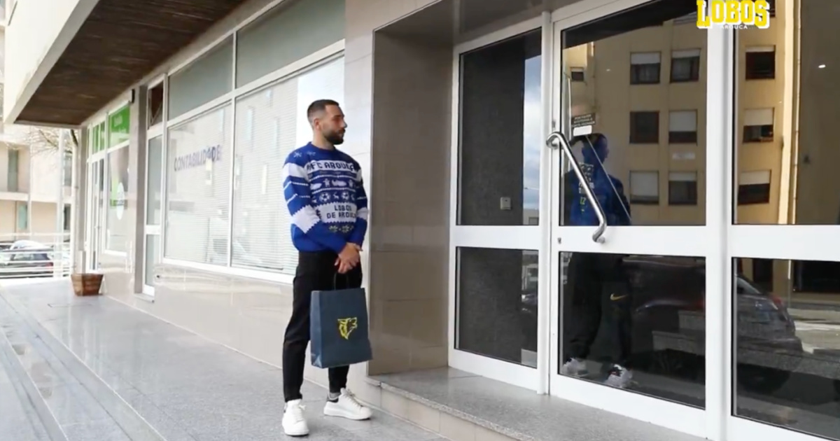 Tiago Esgaio played Santa Claus and rewarded the only fan who supported Arouca in the Azores