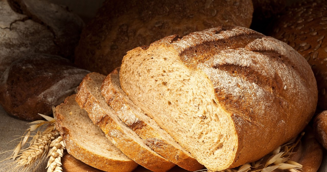 Stale bread will help us remove salt traces from shoes