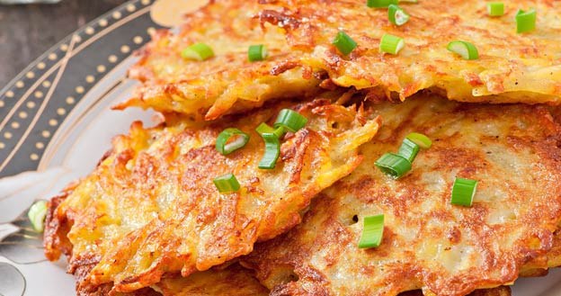 Classic pancakes fried in a pan can have up to several hundred calories more than those prepared in an air fryer. /123RF/PICSEL