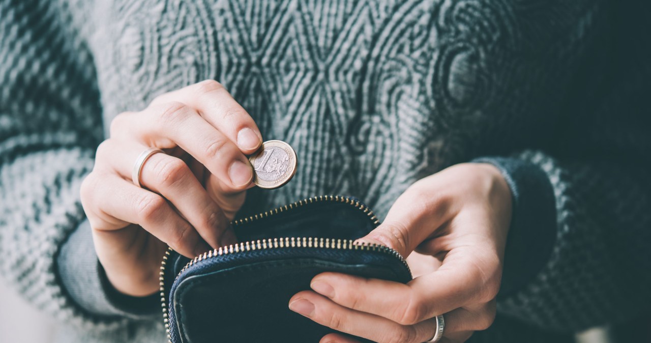 Placing a consecrated coin in your wallet will help ensure good luck in your finances. /123RF/PICSEL