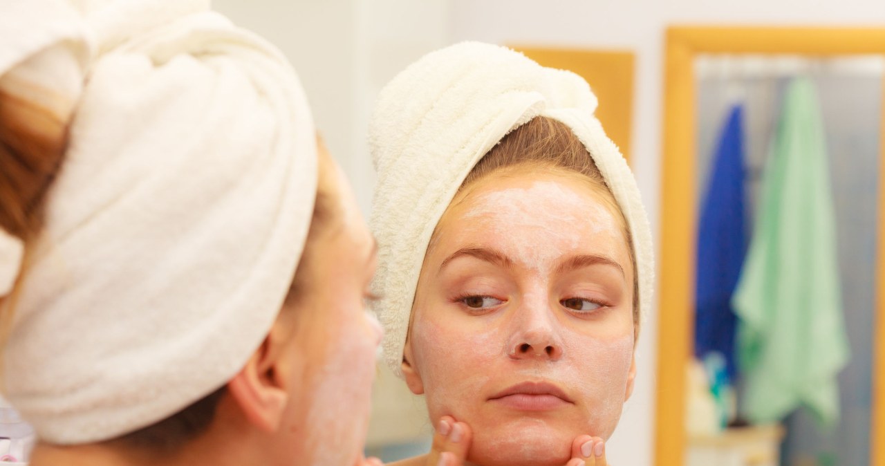 In the evening, it is worth taking care of your skin. This will make it radiant and smooth