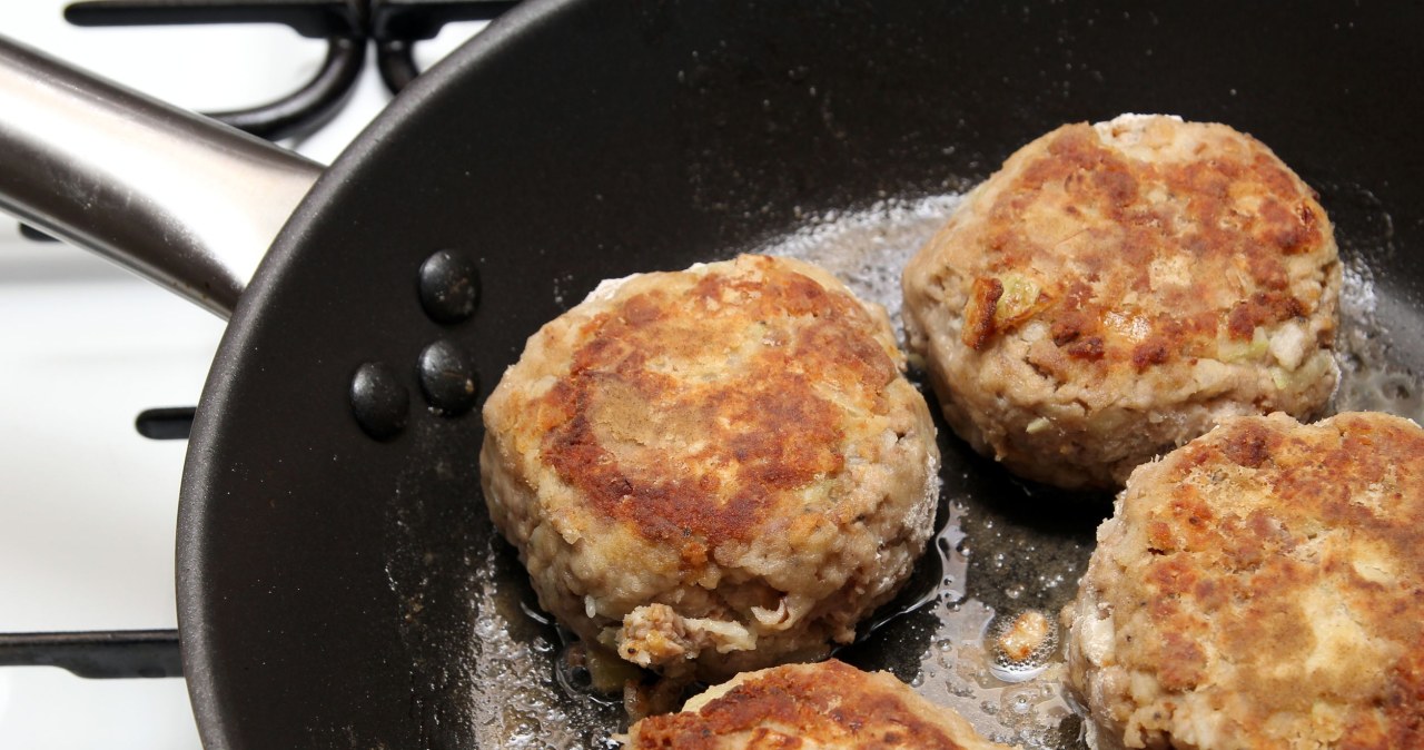 The secret to juicy minced cutlets is to add grated potato to them /123RF/PICSEL