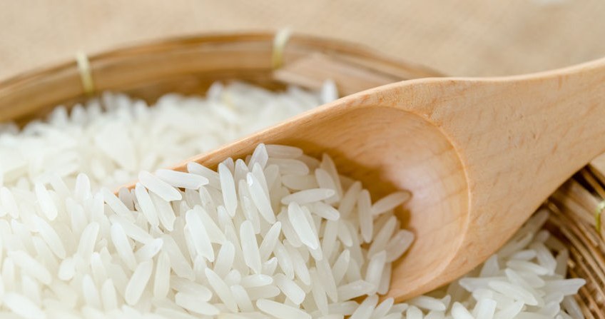 Rice absorbs moisture very well. /123RF/PICSEL