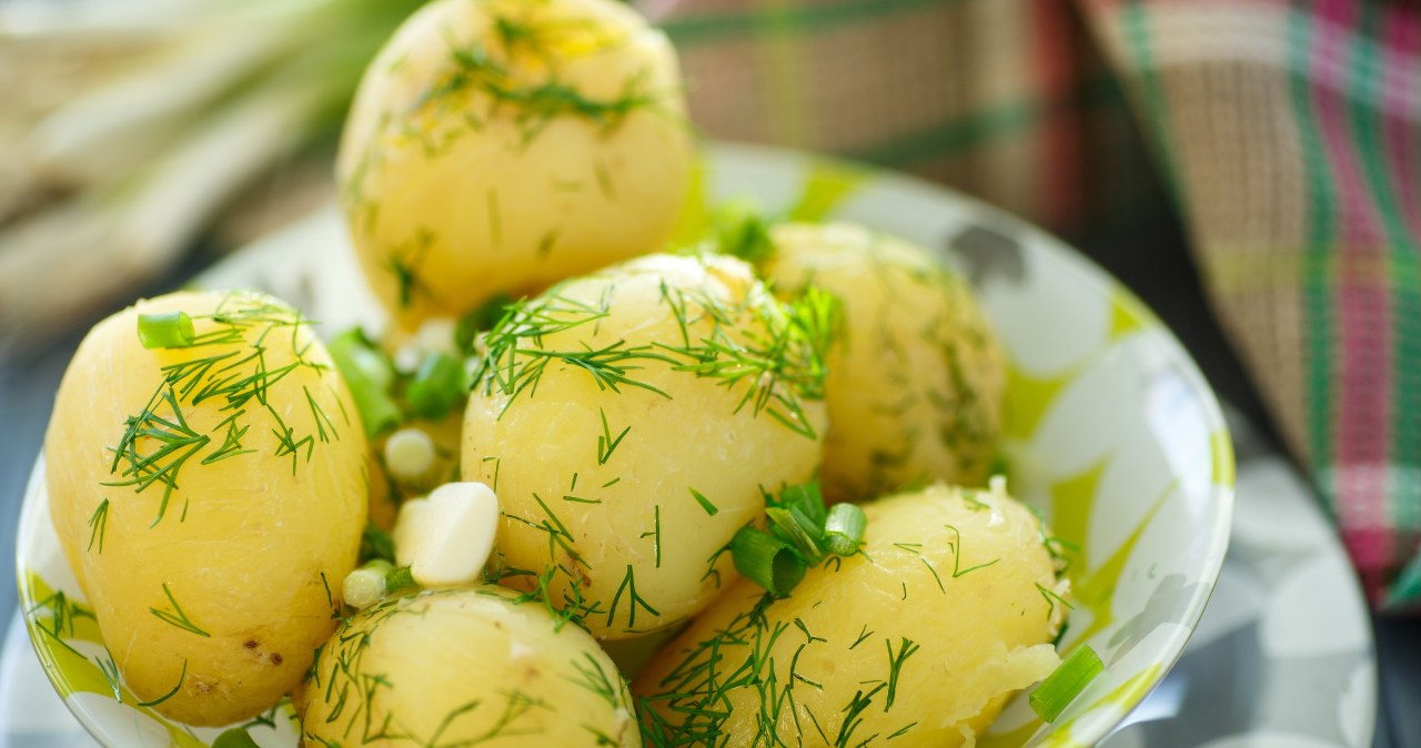 It is worth salting the potatoes when the water starts to boil. This will shorten the time needed to prepare them /123RF/PICSEL