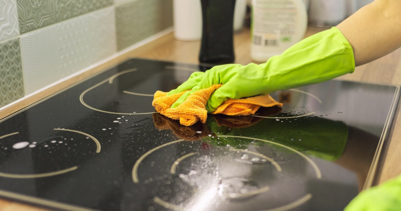 The induction hob should be cleaned gently and regularly /123RF/PICSEL