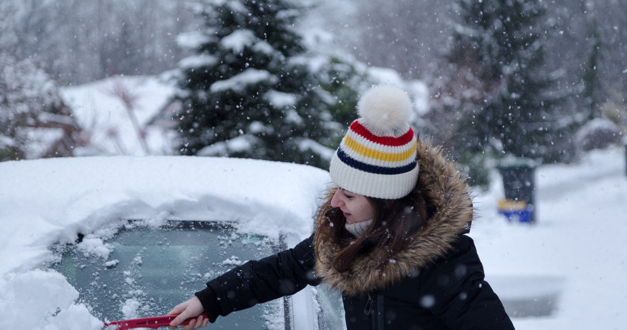 Some home remedies designed to make it easier to remove ice from windows may have a negative impact on your car. /123RF/PICSEL