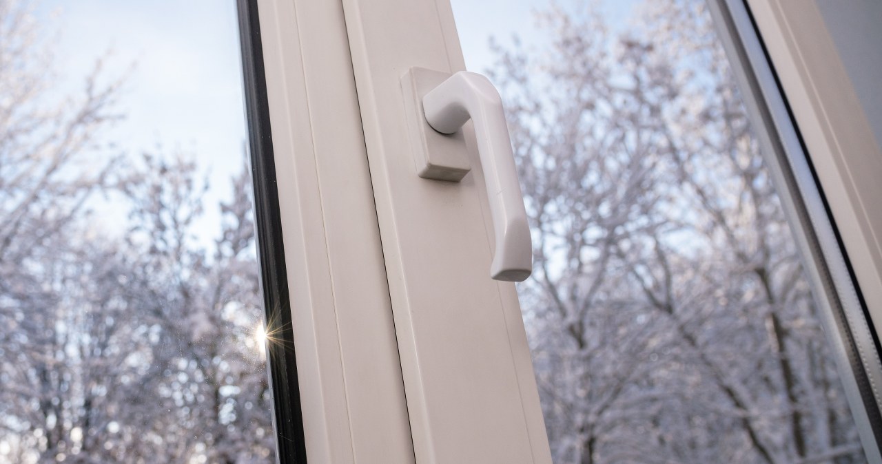 After switching the fittings to winter mode, the seals are tightened, thanks to which the window insulates better against cold, wind and outside noise. /123RF/PICSEL