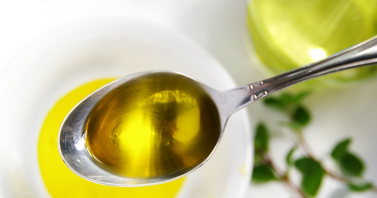 Olive oil combined with lemon juice will improve the condition of your nails /123RF/PICSEL