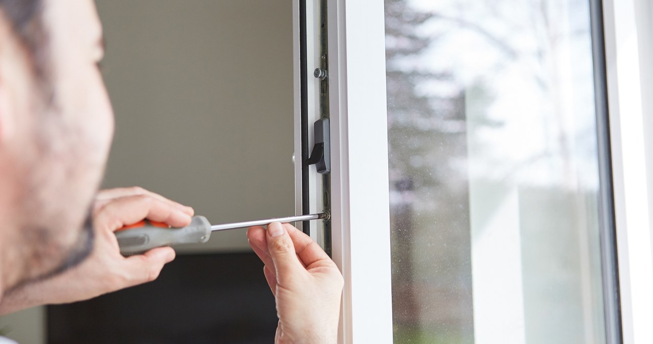 In many windows, manufacturers provide the possibility of seasonal adjustment of the pressure of the sash to the frame, i.e. the so-called winter mode. /123RF/PICSEL /123RF/PICSEL