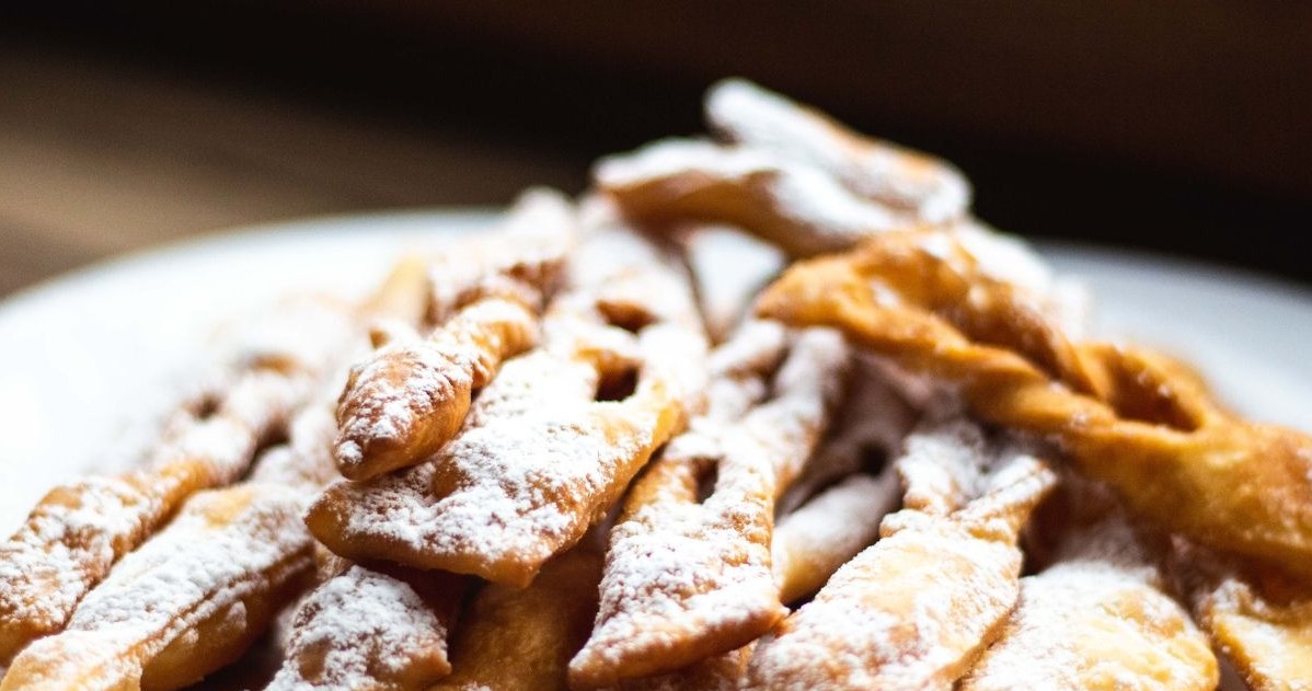 Baked faworki from the oven retain what is best about them, i.e. tenderness and characteristic "bubbles", and at the same time are much lighter. /Canva /INTERIA.PL