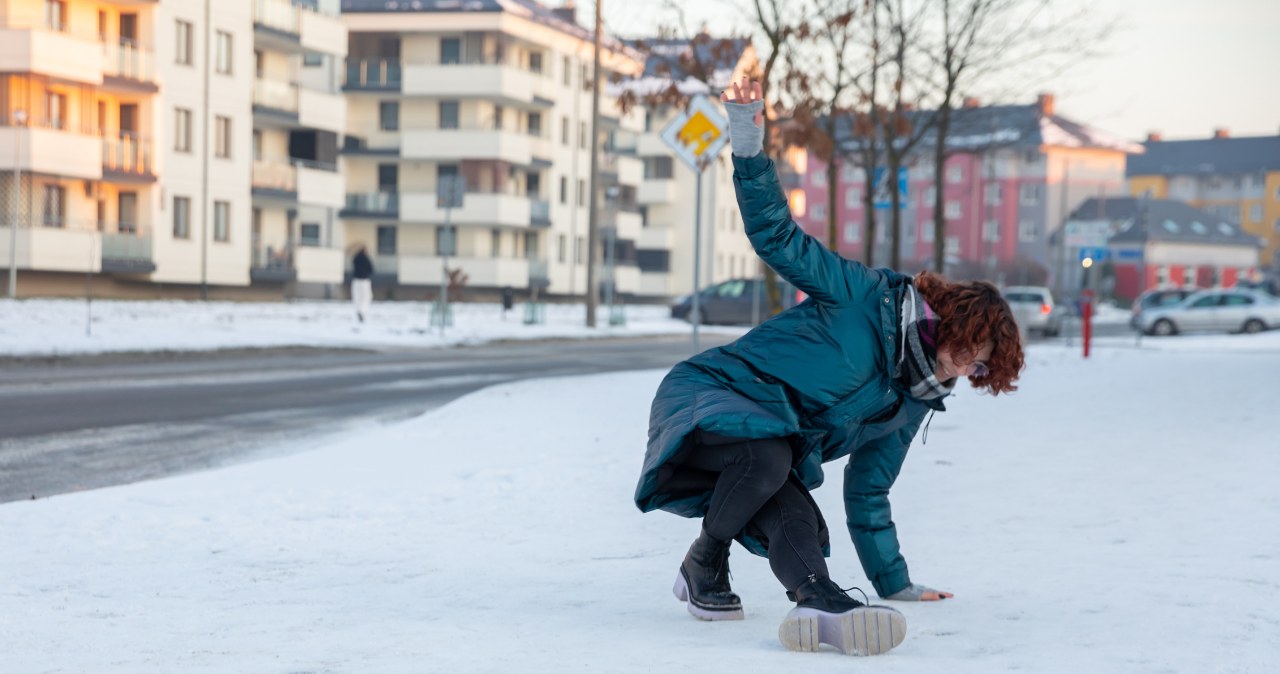 Shoes without adequate traction increase the risk of dangerous falls in winter /Pixel