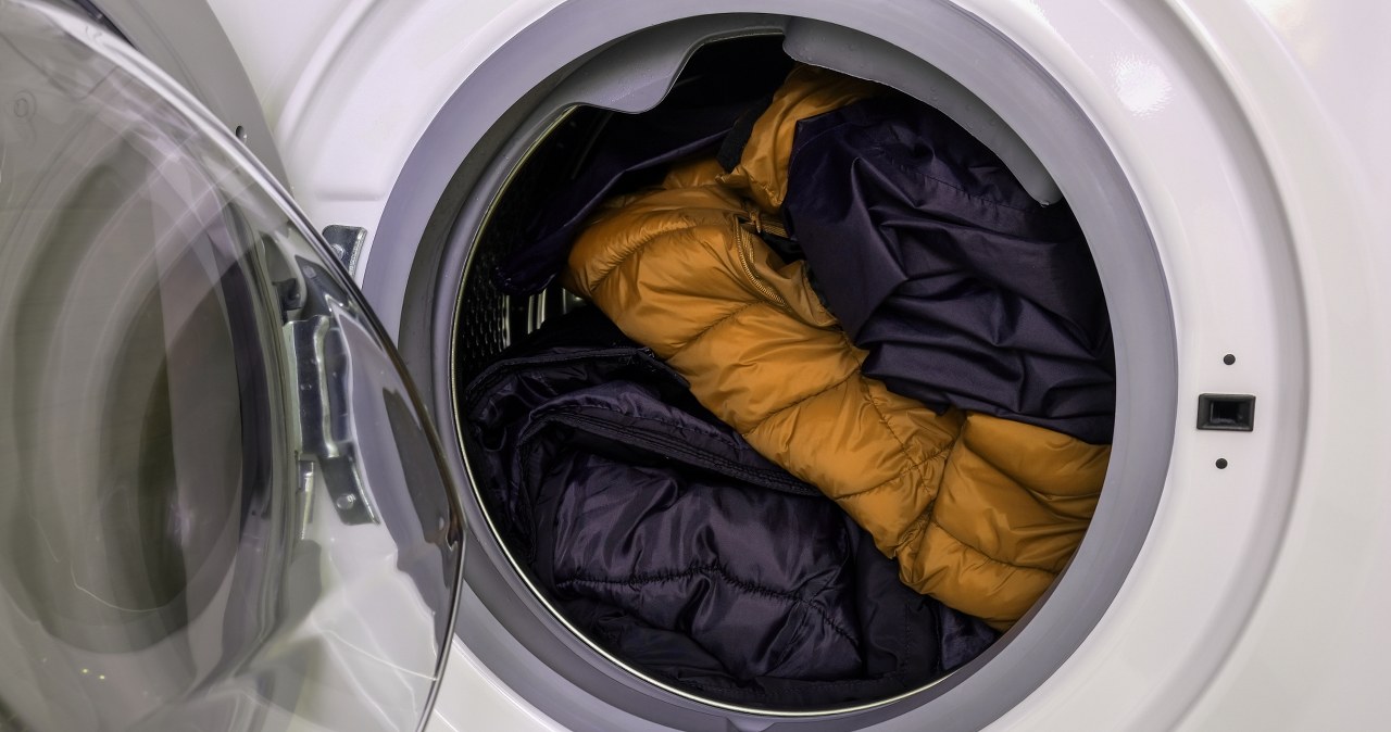 Washing your down jacket in the washing machine is a good way to clean it thoroughly. However, this must be done in accordance with several rules. /Pixel
