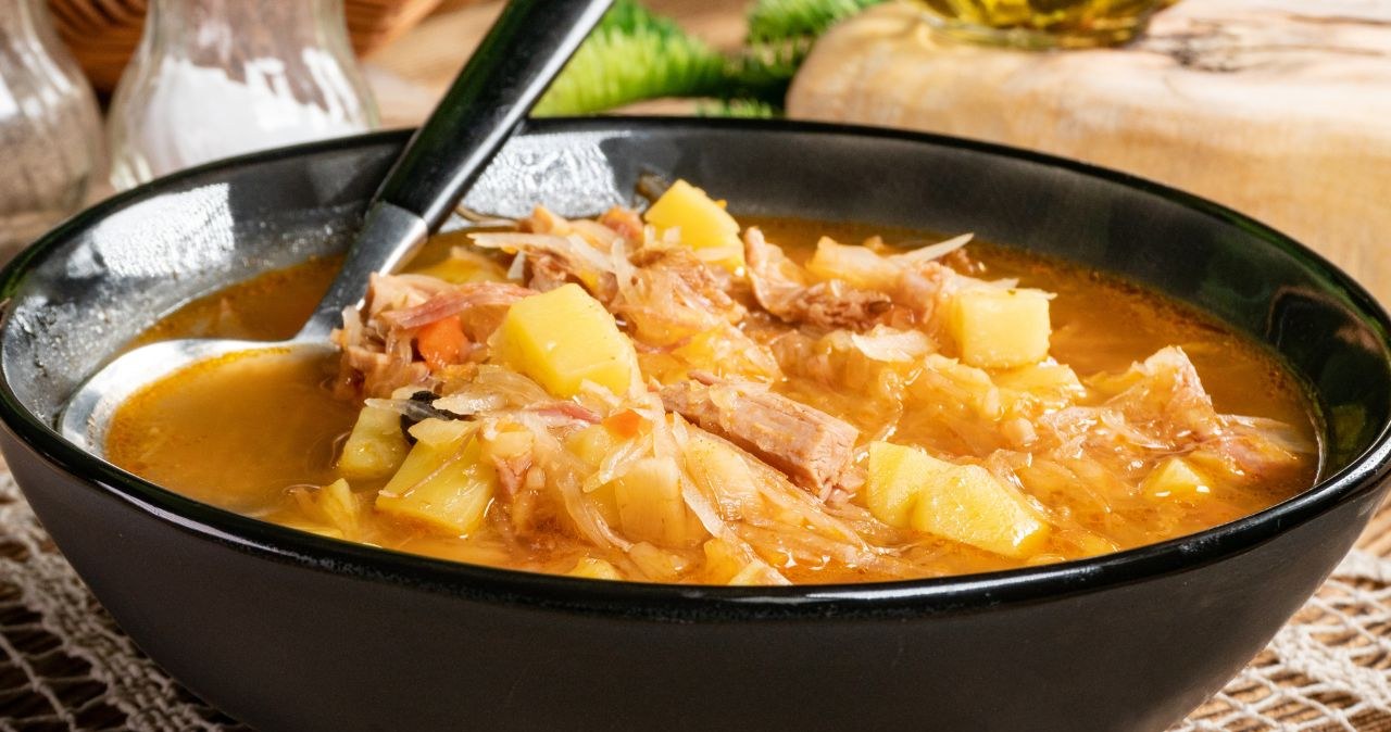Parzybroda is a combination of cabbage, vegetables and smoked bacon /arfo /Canva Pro