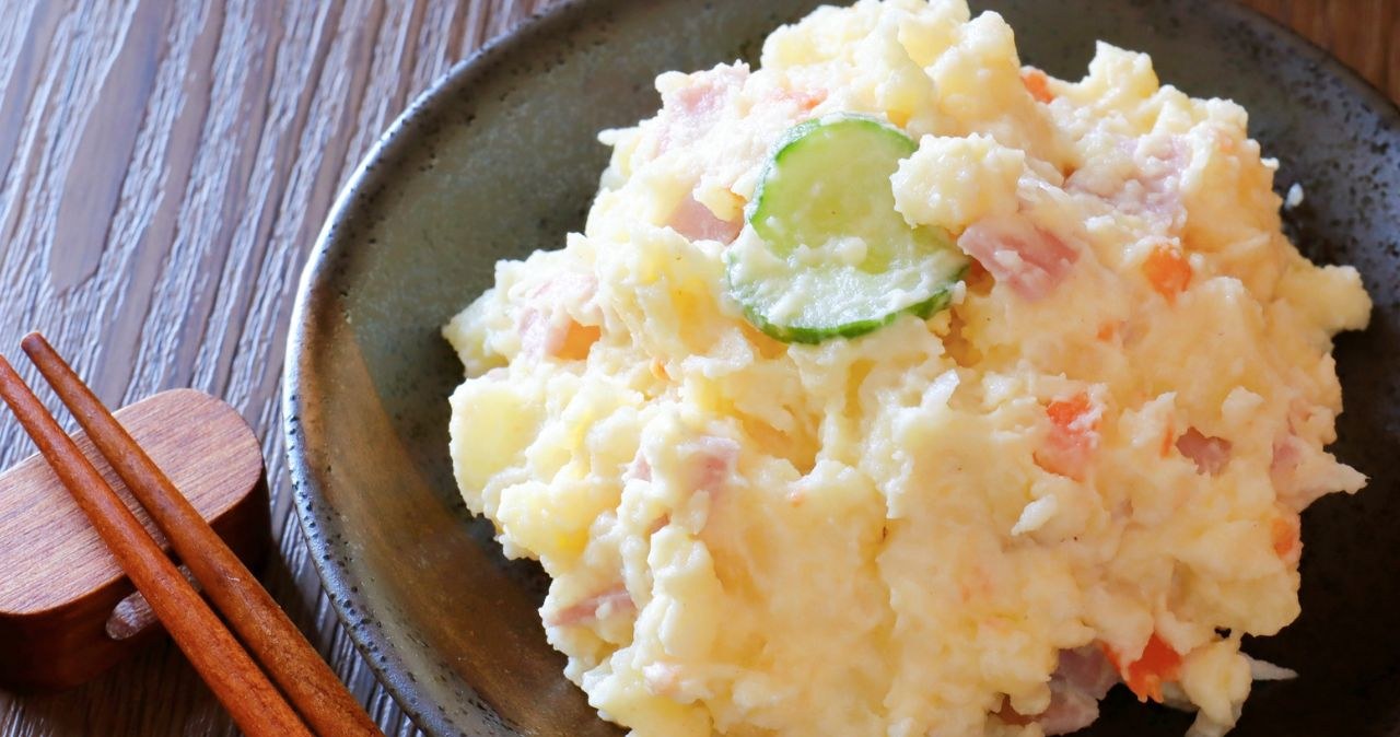 Japanese potato salad is eaten with chopsticks / Aflo Images / Canva Pro