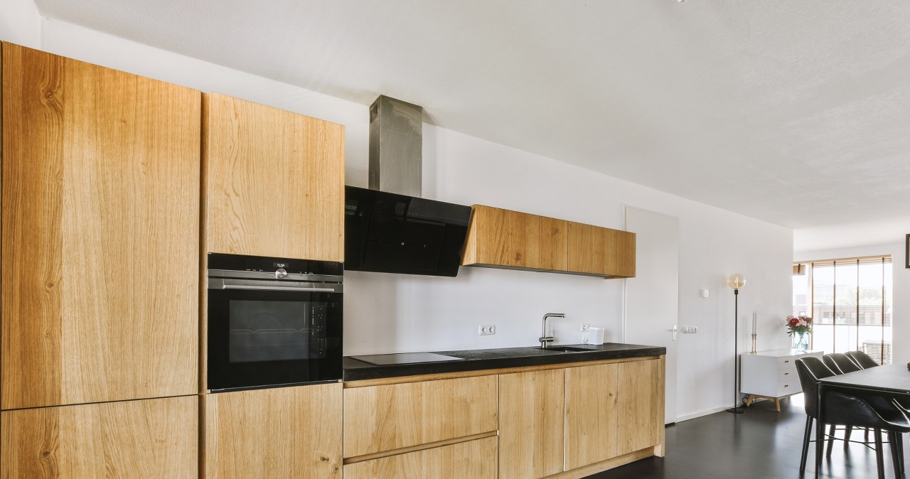 We can combine a wooden kitchen with black /Pixel elements