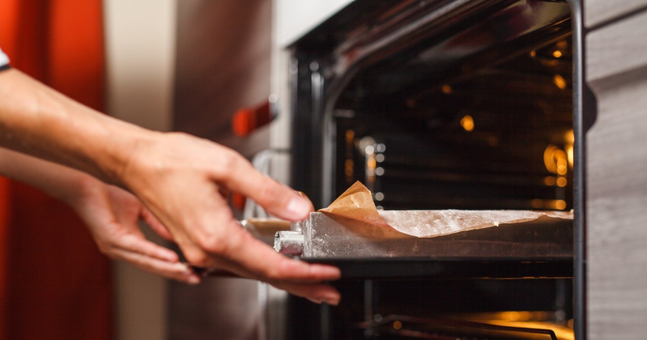 Place the lemon slice in the oven. You will quickly get rid of the annoying problem