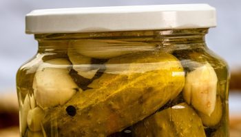 Forget about wrestling with the jar. This way you can open it in 2 seconds