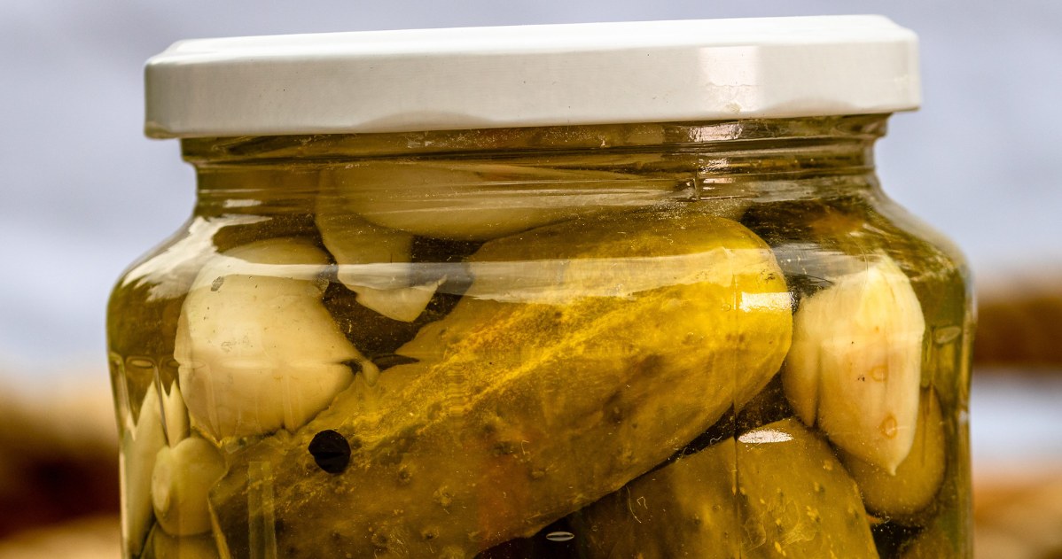 Forget about wrestling with the jar. This way you can open it in 2 seconds