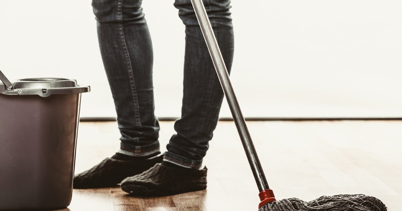 I mix it with water and wash the floors. There is no trace of the streaks