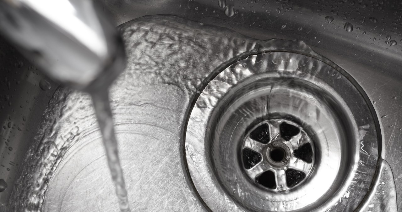 This is how you can quickly unblock the drain. No chemicals or calling a plumber