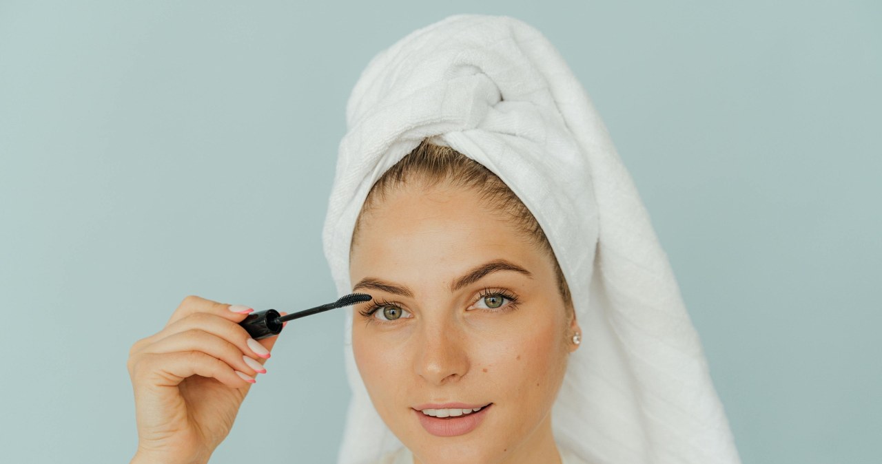 Forget about henna. Boil it and apply it on your eyelashes and they will be thick and dark