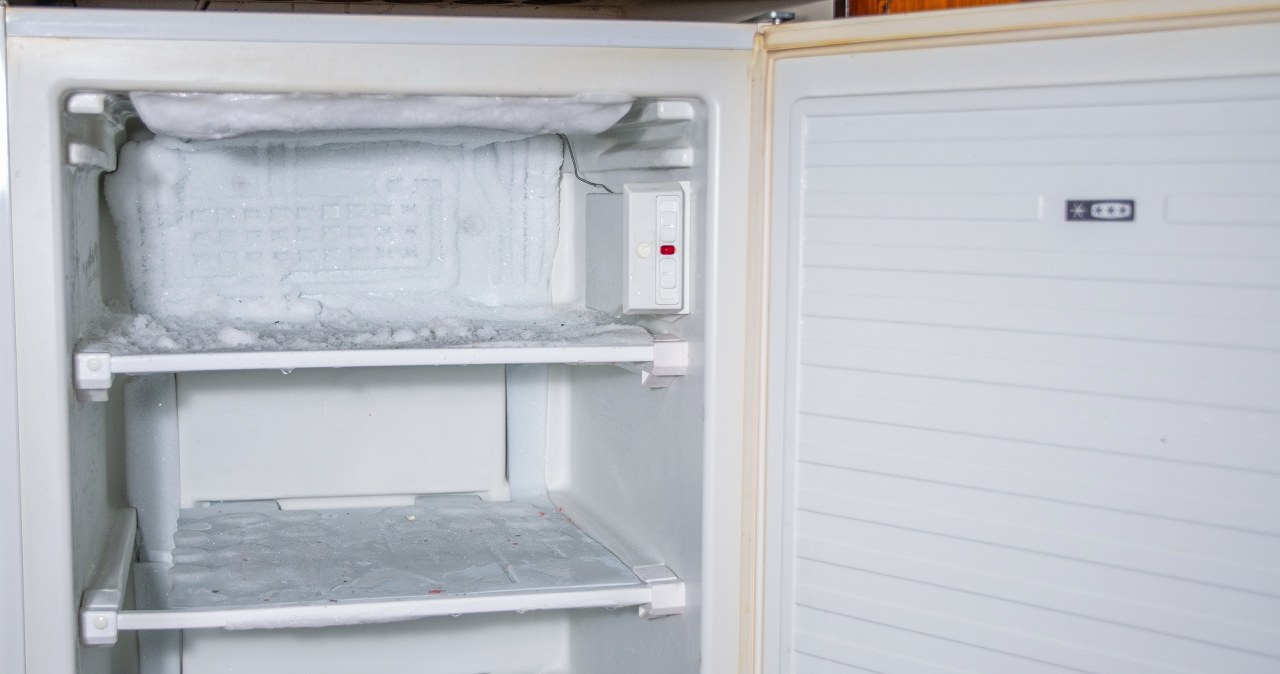 Do you want to quickly get rid of ice from your freezer? Take it and wait 5 minutes