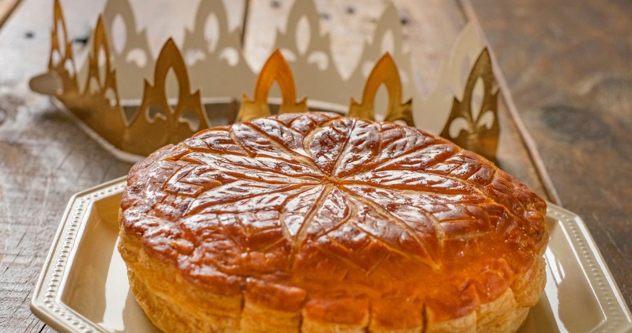 In France, they bake this cake for Epiphany. Crispy, smelling of butter, filled with delicious filling