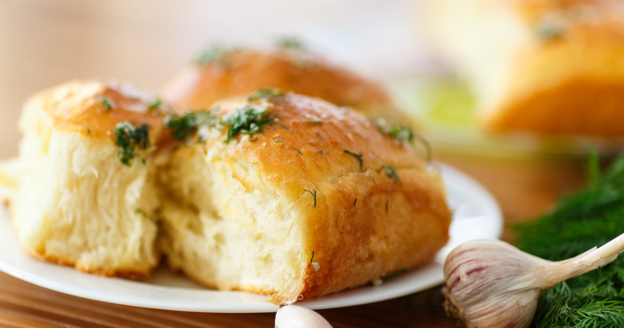Yeast garlic rolls. An aromatic snack that everyone will enjoy
