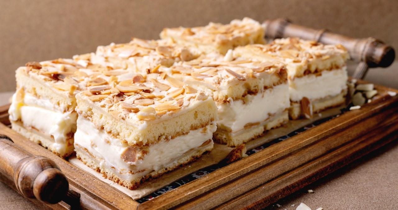 Royal cake with vanilla cream and meringue. Bake them on Twelfth Night