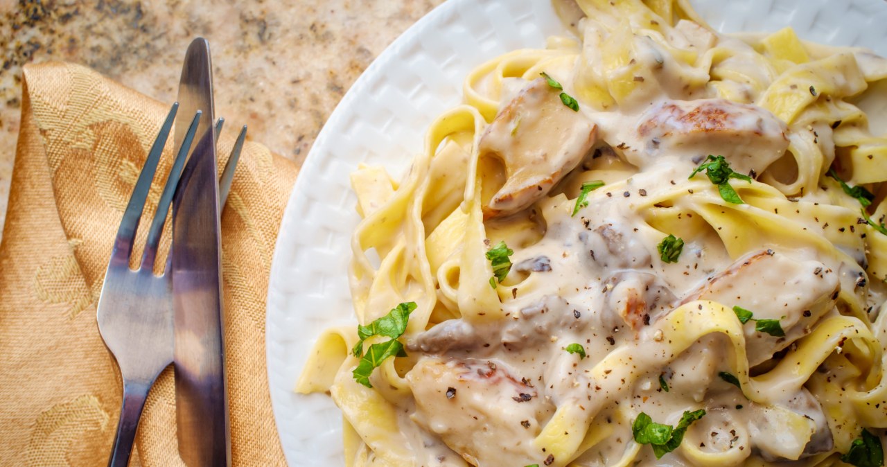 Pasta with chicken in this sauce tastes amazing. Dinner you can prepare in a moment