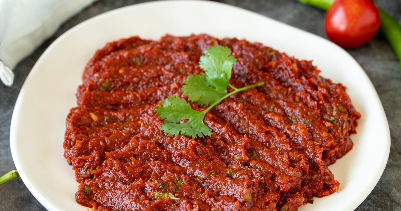 An aromatic spice from Morocco. Added to yogurt, it creates an ideal marinade for pork and poultry