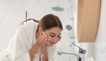 Do you wash your face in the morning? Find out why this is a mistake and get flawless skin