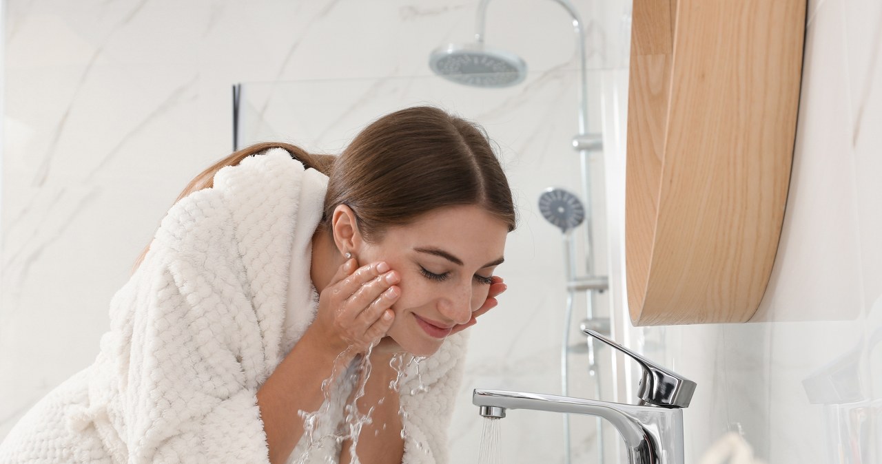 Do you wash your face in the morning? Find out why this is a mistake and get flawless skin